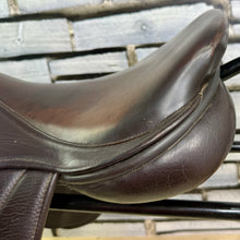 Load image into Gallery viewer, 17 1/2” Medium Silhouette MonoFlap Jump Saddle - Brown