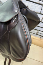 Load image into Gallery viewer, 17 1/2” MW Devoucoux Chiberta O Jump Saddle - Brown