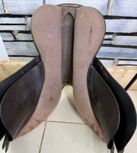 Load image into Gallery viewer, 17 1/2” Medium Black Country Wexford Jump Saddle - Brown