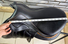 Load image into Gallery viewer, 17 1/2” Medium-MW Devoucoux Chiberta Lab Monoflap Jump Saddle - Black/Orange