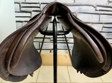 Load image into Gallery viewer, 16 1/2” Medium English Close Contact Jump Saddle - Black