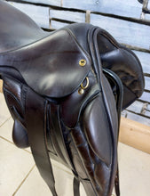 Load image into Gallery viewer, 17” MW Black Country Vinici Monoflap Jump Saddle - Brown - Flocked Close Contact