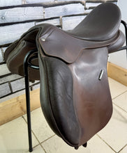 Load image into Gallery viewer, 17” XW/Changeable Gullet Wintec 500 VSD GP Saddle - Brown - Cair - Extra Wide