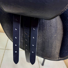 Load image into Gallery viewer, 17 1/2” MW/Changeable Gullet Wintec GP Saddle - Black - Lightweight