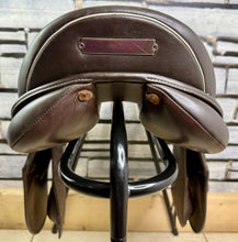 Load image into Gallery viewer, 17” Wide Changeable Gullet Whitaker Overton Jumping Saddle - Brown