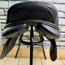 Load image into Gallery viewer, 18” J&amp;M Suede Top English Polo Saddle - Black