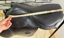 Load image into Gallery viewer, 18” Medium Oakland House Saddlery Jump Saddle - Black
