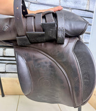 Load image into Gallery viewer, 17” Wide Farrington Burford Event Cob Saddle - Brown
