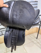 Load image into Gallery viewer, 17 1/2” XW M&amp;J Saddlery English GP Cob Saddle - Black
