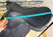Load image into Gallery viewer, 17 1/2” Wide/Changeable Gullet Wintec 500 GP Saddle - Black