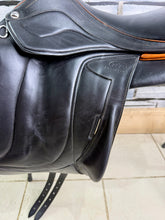 Load image into Gallery viewer, 17 1/2” Medium-MW Devoucoux Chiberta Lab Monoflap Jump Saddle - Black/Orange