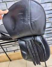 Load image into Gallery viewer, 17” MN GFS Medium-Narrow English GP Saddle - Black