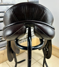 Load image into Gallery viewer, 17 1/2” MW Spalding Eclipse Dressage Saddle - Brown