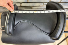 Load image into Gallery viewer, Portuguese Leather Treeless Saddle - Moveable/Changeable Panels - Wide - Black