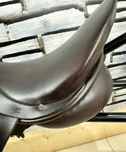 Load image into Gallery viewer, 17” Medium County Extreme Lightweight Jump/XC Saddle - Brown