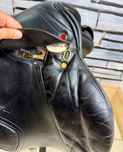 Load image into Gallery viewer, 17 1/2” MW Albion K2 Jump Saddle - Black -Big Blocks- Mega Comfy
