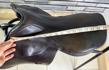 Load image into Gallery viewer, 16 1/2” Medium Nelson Pessoa Jump Saddle - Black