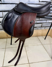 Load image into Gallery viewer, 17” XW Voltaire Lexington Monoflap Jump Saddle - Brown