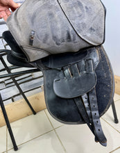 Load image into Gallery viewer, 16 1/2” XW Thorowgood Cob GP Saddle - Black