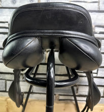 Load image into Gallery viewer, 17 1/2” W-XW Changeable Gullet Kent &amp; Masters Monoflap Jump Saddle - Black