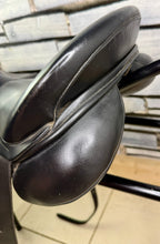 Load image into Gallery viewer, 17 1/2” Wide-XW/Changeable Gullet Kent &amp; Masters Dressage Saddle - Black