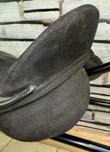 Load image into Gallery viewer, 17 1/2” XW Thorowgood Griffin Standard GP Saddle - Black