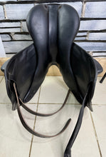 Load image into Gallery viewer, 17” Medium - MW Equipe Synergy Monoflap Jump Saddle - Black