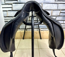 Load image into Gallery viewer, 17” MW Harry Dabbs True Brit Dressage Saddle - Black