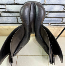 Load image into Gallery viewer, 16 1/2” Medium Nelson Pessoa Jump Saddle - Black