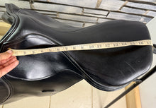 Load image into Gallery viewer, 17 1/2” MN English Made Jump/Hunt/XC Saddle - Black - TB/Ex Racer - Teamchasing
