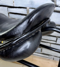 Load image into Gallery viewer, 17” MW Oakland House Saddlery GP/Jump Saddle - Black - Cob Medium Wide