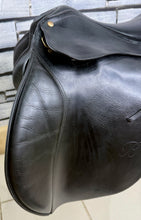 Load image into Gallery viewer, 17” XW/Changeable Gullet Bates Caprilli GP Saddle - Black