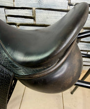 Load image into Gallery viewer, 17” Medium County Saddlery Fusion Dressage Saddle - Black