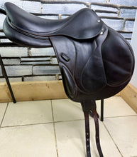 Load image into Gallery viewer, 17 1/2” MW Devoucoux Chiberta O Jump Saddle - Brown