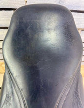 Load image into Gallery viewer, 17 1/2” W-XW Changeable Gullet Kent &amp; Masters Monoflap Jump Saddle - Black