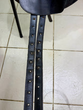 Load image into Gallery viewer, Size 2 Barefoot Cheyenne Treeless Leather GP Saddle - with Pads &amp; Girth - Black - Cob