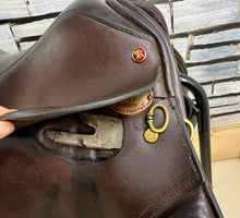 Load image into Gallery viewer, 17” Medium Kings Saddley VSD Saddle - Brown
