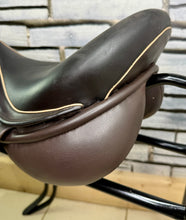 Load image into Gallery viewer, 17 1/2” MN Kruger MonoFlap Jump Saddle - Brown - High Wither - Jumping/XC - TB ROR