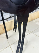 Load image into Gallery viewer, 17 1/2” MW Devoucoux Chiberta O Monoflap Jump Saddle - Brown