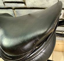 Load image into Gallery viewer, 17-17 1/2” MW Henri De Rivel Jump Saddle - Black