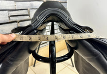 Load image into Gallery viewer, 17 1/2” MW/Wide Whitaker Venice Jump Saddle - Black