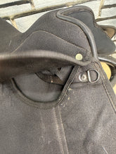 Load image into Gallery viewer, 16 1/2” MW Synthetic Lightwieght GP Saddle - Black