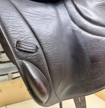 Load image into Gallery viewer, 17 1/2” Medium Silhouette MonoFlap Jump Saddle - Brown