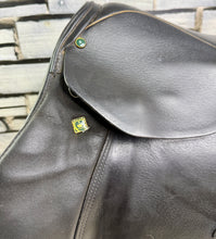 Load image into Gallery viewer, 18” 28 (MN) Stubben Siegfried C.S. Jump Saddle - Brown