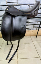 Load image into Gallery viewer, 18” XW Sue Carson Flair Dressage Saddle on 17” Panels-Brown- Big Blocks