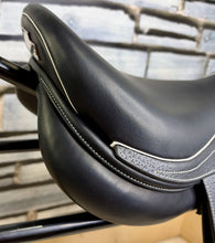 Load image into Gallery viewer, 15” - 15 1/2” MW Whitaker Junior Pro Jump Saddle - Black - Full Leather - Heat Adjustable