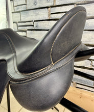 Load image into Gallery viewer, 17” M/Changeable Gullet Wintec 500 Dressage Saddle - Black