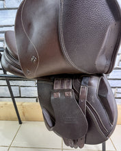 Load image into Gallery viewer, 17” MW/Wide Whitaker Madrid Jump Saddle - Brown