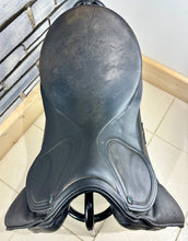 Load image into Gallery viewer, 18” Medium Stubben Scandica VSD Saddle - Black