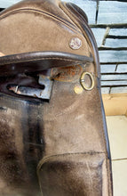 Load image into Gallery viewer, 18” XW Olney (Fylde Marjory) Suede Show/Working Hunter Saddle -Brown- Suede Top